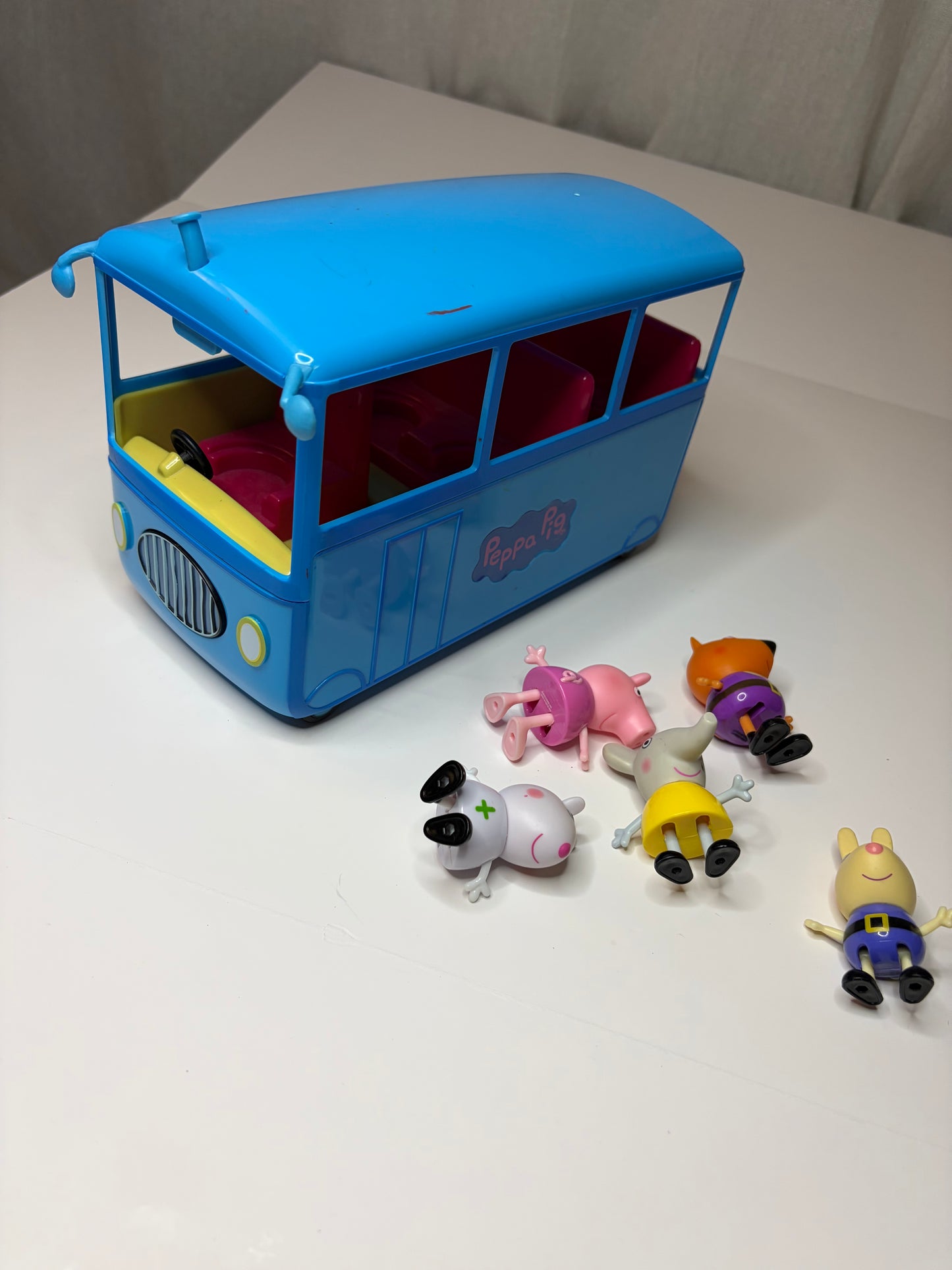 Blue Peppa Bus + 5 characters